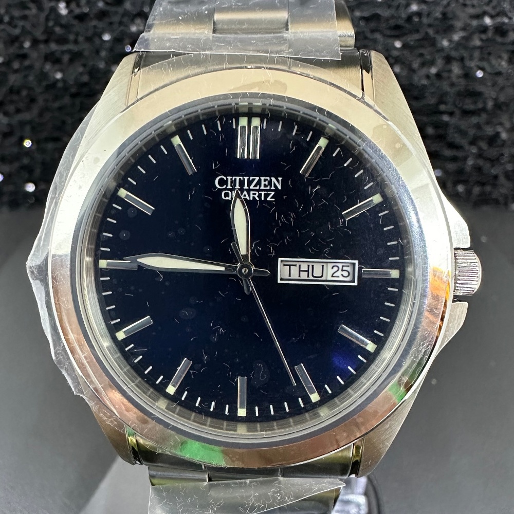 Men's NWT Citizen Midnith face w/Date and Silver Bezel Leading to a Silver Band